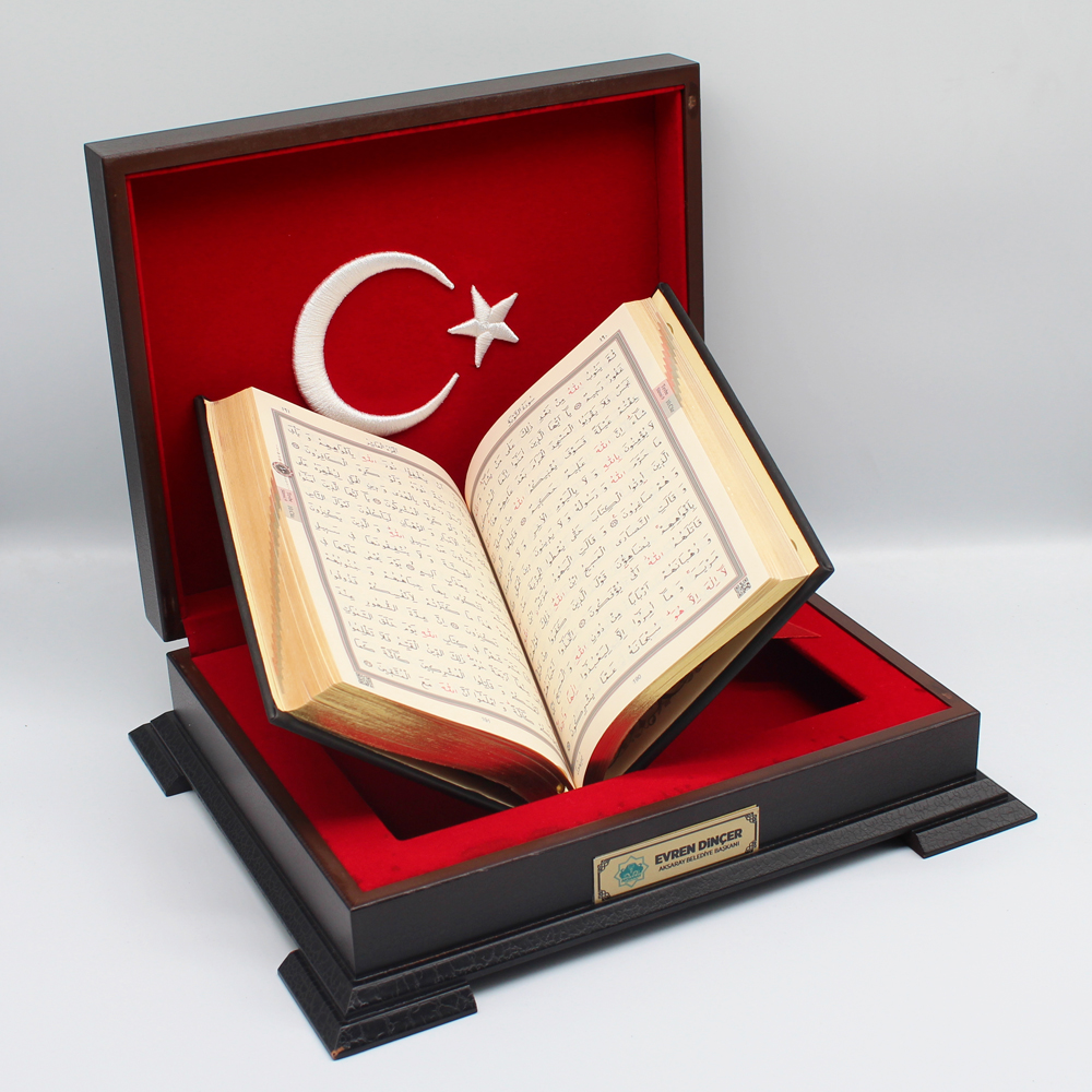 AHŞAP KUR’AN SANDIĞI (TÜRK BAYRAĞI NAKIŞ İŞLEMELİ)